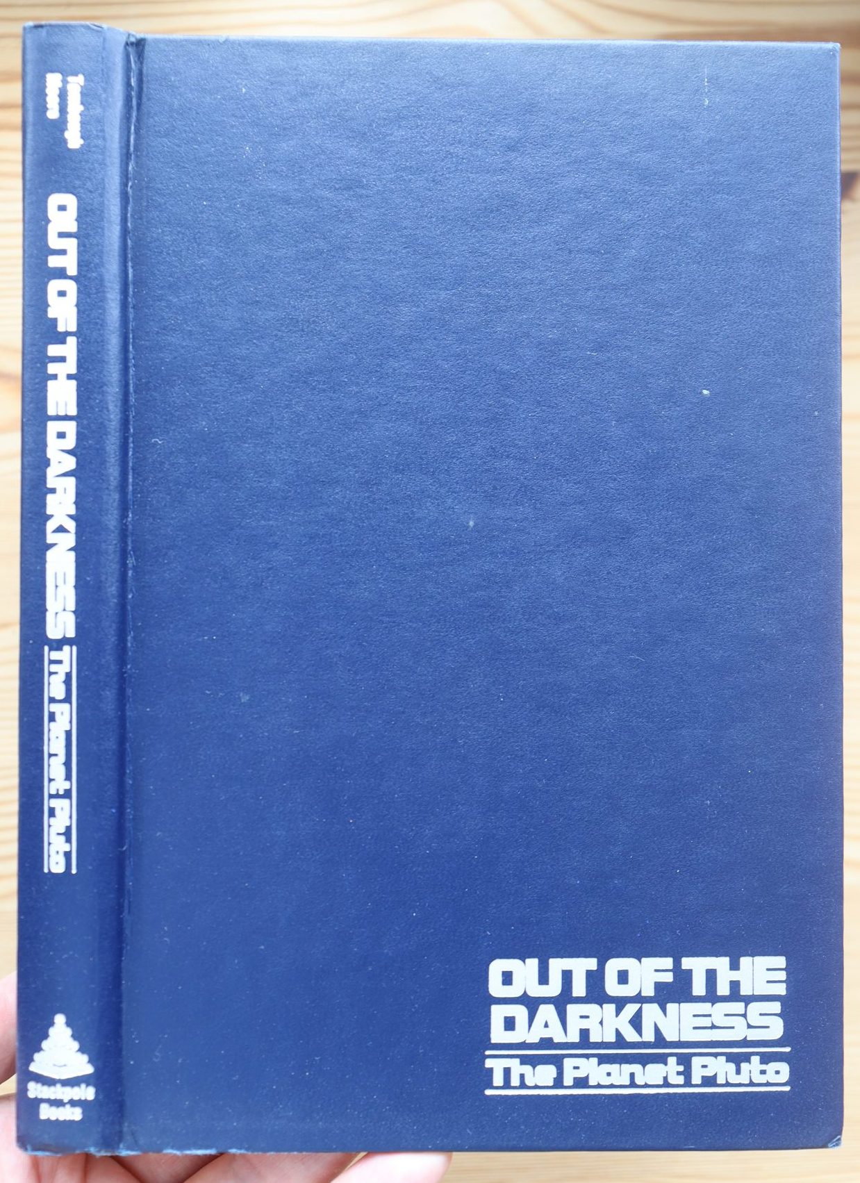 Clyde W. Tombaugh and Patrick Moore – Out of the Darkness: The Planet Pluto 1981, Copy 1 - Image 2